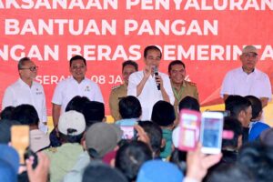 Presiden Jokowi Cek Stok Beras dan Bagikan Bantuan Pangan di Gudang Bulog GBB Umbul Tengah Presiden Joko Widodo menjau langsung cadangan beras dan menyerahkan bantuan pangan kepada masyarakat di Gudang Bulog GBB Umbul Tengah, Kota Serang, Provinsi Banten (foto: BPMI Setpres)