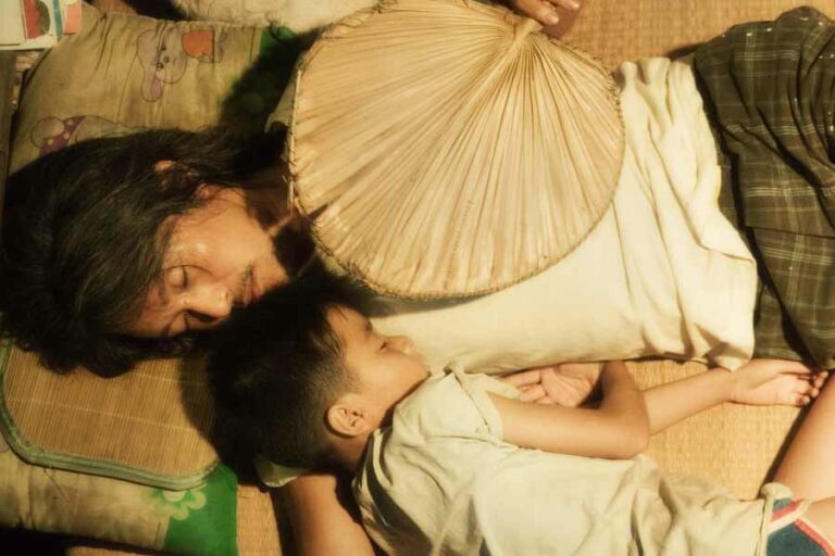 Sinopsis CJ7 (2008), Film Fiksi Ilmiah dan Komedi Stephen Chow yang Sarat Pesan Moral Stephen Chow dan Jiao Xu dalam salah satu adegan di film CJ7 (2008)