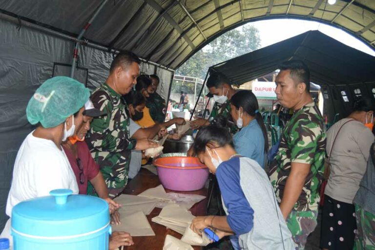 TNI Dirikan Tenda Kesehatan dan Dapur Umum untuk Korban Erupsi Gunung Lewotobi
