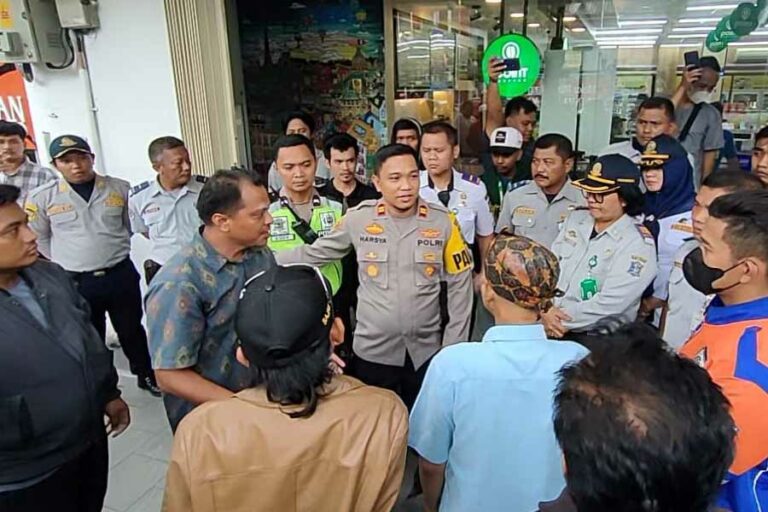 Dishub Surabaya Terapkan Pembayaran QRIS dan Voucher untuk Cegah Kebocoran Pendapatan Parkir Sosialiasi parkir via QRIS di Jalan Tunjungan Surabaya
