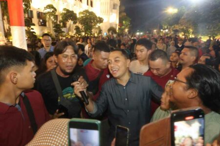 Wali Kota Eri Rayakan Malam Tahun Baru Bersama Warga di Taman Surya Surabaya