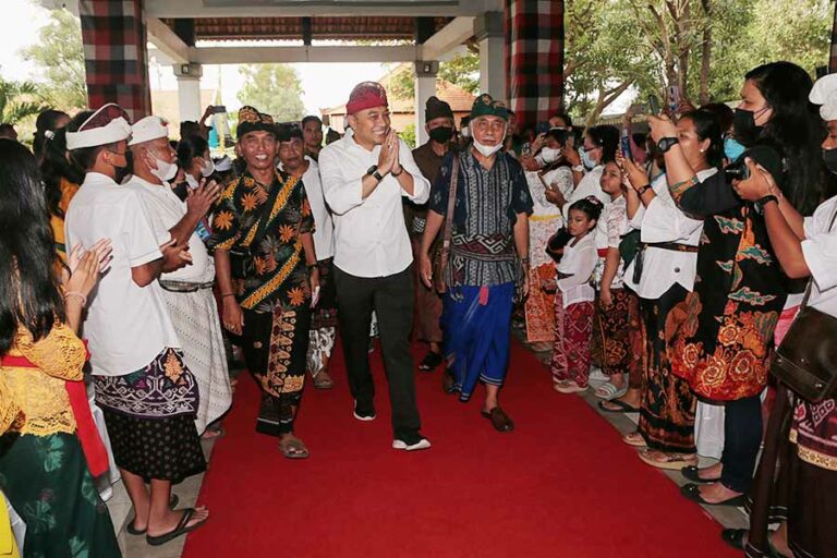 Wali Kota Eri Cahyadi Buka Pendaftaran Beasiswa Penghafal Kitab Suci untuk 1.419 Pelajar di Surabaya, Gabung Yuk! Wali Kota Eri Cahyadi saat bertemu dengan para penghafal Kita Suci Weda Hindu