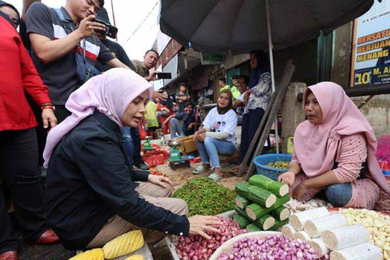 Blusukan di Pasar 26 Ilir, Siti Atikoh Respon Keluhan Tentang Harga Bahan Pokok