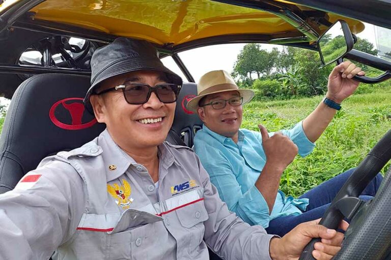 Kertajati Family Farm & Education Park Berpotensi jadi Destinasi Wisata Kelas Dunia Arie Triyono, pengusaha agribisnis ini, saat menemani Ridwan Kamil di Kertajati Family Farm & Education Park.