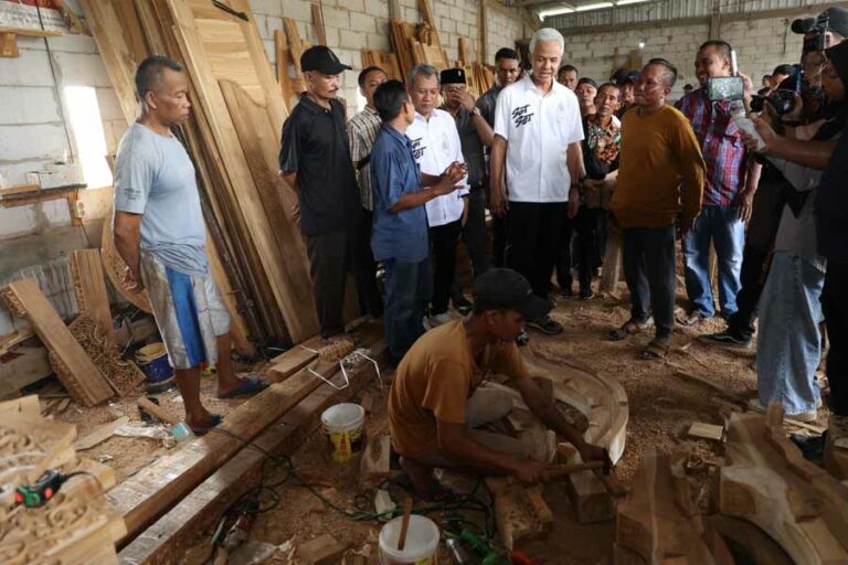 Ganjar Pranowo saat menikmati kegembiraan bersama para perajin ukiran gebyok di Desa Blimbingrejo, Kecamatan Nalumsari, Jepara