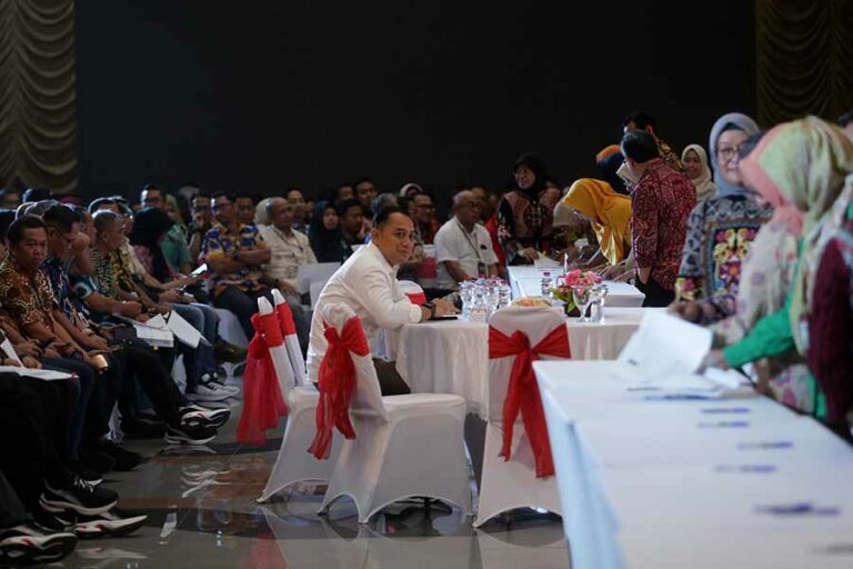 Pejabat Pemkot Surabaya Teken Kontrak Kinerja 2024, Tiga Bulan Sekali Wali Kota Lakukan Evaluasi