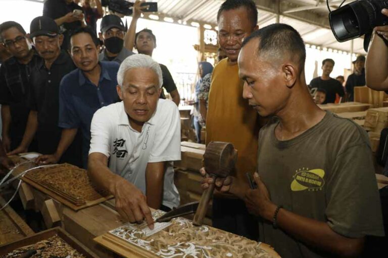 Ganjar Pranowo saat menikmati kegembiraan bersama para perajin ukiran gebyok di Desa Blimbingrejo, Kecamatan Nalumsari, Jepara