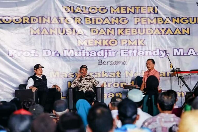 Dukung Pemberdayaan Nelayan dan Santri, Menko PMK RI Kunjungi TPI dan Pondok Pesantren Menko PMK RI Muhadjir Effendy, bersama Bupati Lamongan Yuhronur Efendi, saat berdialog dengan nelayan Kabupaten Lamongan.