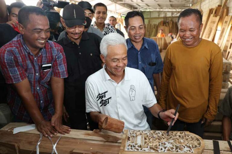 Ganjar Pranowo saat menikmati kegembiraan bersama para perajin ukiran gebyok di Desa Blimbingrejo, Kecamatan Nalumsari, Jepara