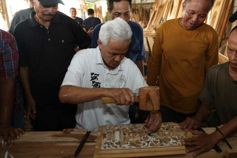 Ganjar Pranowo saat menikmati kegembiraan bersama para perajin ukiran gebyok di Desa Blimbingrejo, Kecamatan Nalumsari, Jepara