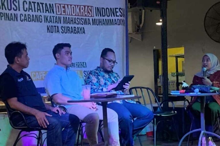 Pantik Daya Kritis Mahasiswa, PC IMM Surabaya Gelar Diskusi Catatan Demokrasi Indonesia