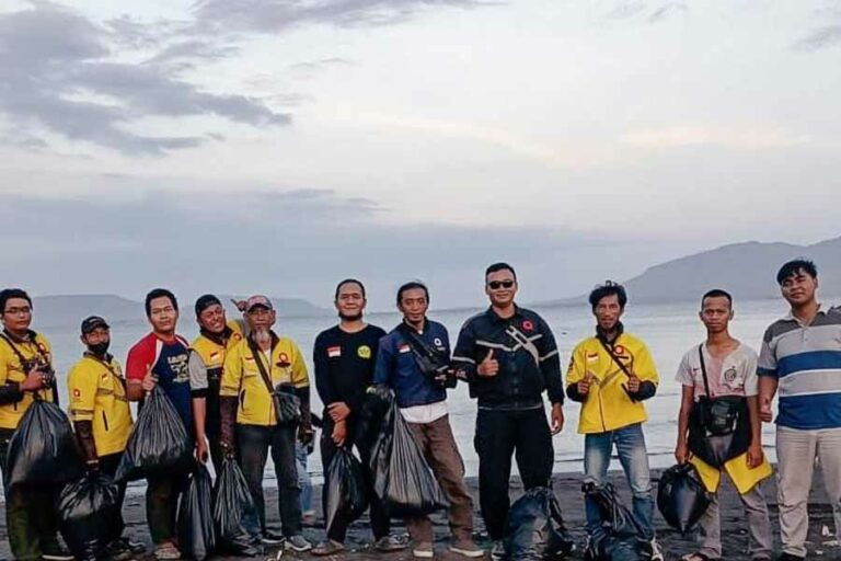Mitra Pengemudi dan Staf Maxim Banyuwangi Lakukan Bersih-Bersih Pantai Seranit