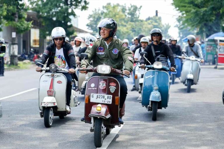 Bareng Ratusan Scooteris, Ganjar Pranowo Blusukan di Pasar Pekalongan untuk Cek Harga Sembako Ganjar Pranowo saat berkendara bareng ratusan Scooteris Pekalongan dan Pemalang