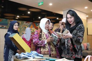 Arumi Bachsin Ajak Tingkatkan Kerjasama Dekranasda Jatim-NTB untuk Kembangkan Pasar Milenial