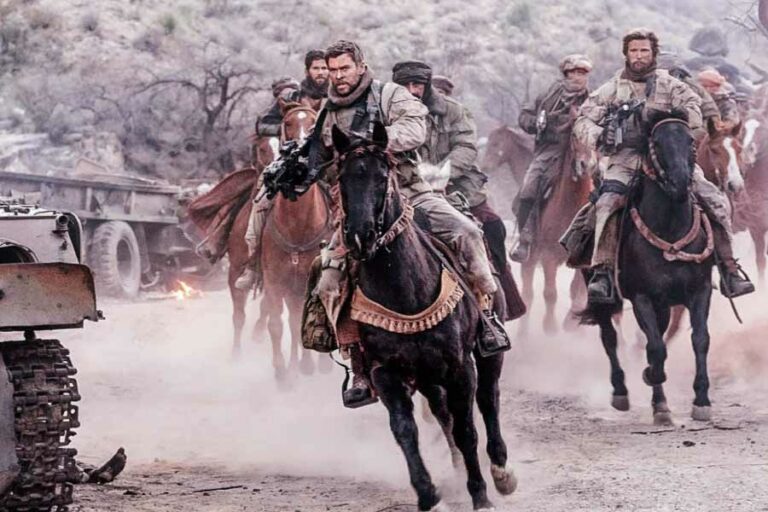 Sinopsis 12 Strong (2018), Aksi Heroik Pasukan Berkuda di Afghanistan Chris Hemsworth bersama sejumlah pemeran dalam film 12 Strong (2018) (foto" Dok HS Film)