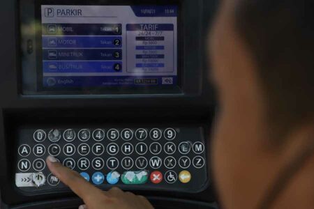 Eri Cahyadi Minta Dishub Tingkatkan Pengawasan dan Cegah Parkir Liar untuk Atasi Kebocoran PAD Pencegahan terhadap kebocoran retribusi parkir bisa dilakukan Dishub Surabaya dengan memanfaatkan digitalisasi