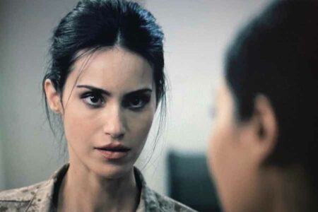 Biografi Shiva Negar: Mencuri Perhatian di American Assasin, Tampil Memikat di Seal Team Gaya Shiva Negar dalam serial Seal Team (foto: Dok CBS)