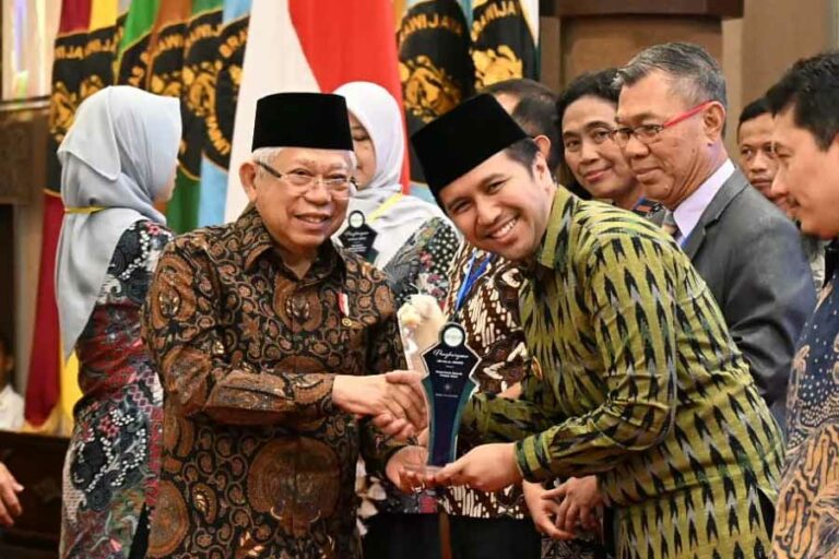 Wapres Sampaikan Tiga Langkah Strategis Perkuat Ekosistem Halal Indonesia Wapres Ma’ruf Amin bersama Emil Elestianto Dardak, Gubernur Jatim, saat menghadiri Brawijaya Halal Summit 2024