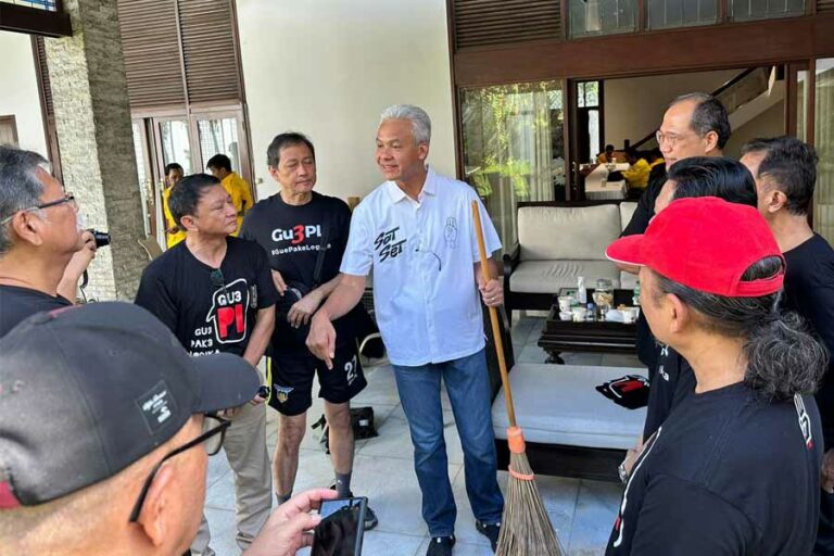 Sapu Lidi, Simbol Dukungan Alumni Pangudi Luhur untuk Ganjar Pranowo
