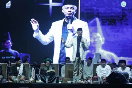 Ganjar Pranowo dan Warga Semarang Gelar Istighosah di Malam Tahun Baru Ganjar Pranowo merayakan malam pergantian tahun dengan mengikuti istighosah bersama puluhan ribu warga.