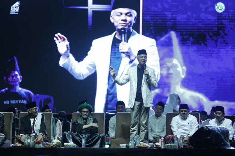 Ganjar Pranowo dan Warga Semarang Gelar Istighosah di Malam Tahun Baru Ganjar Pranowo merayakan malam pergantian tahun dengan mengikuti istighosah bersama puluhan ribu warga.