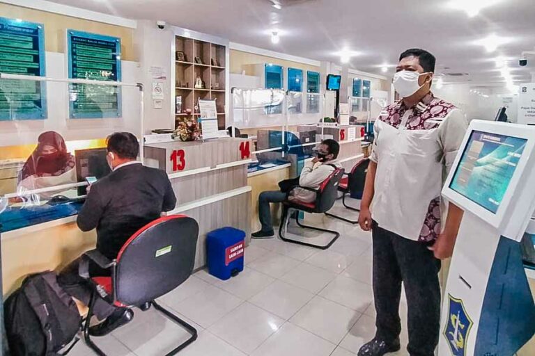 DJP Rilis Capaian Kinerja hingga Agustus 2024, Perekonomian Jawa Tengah Tumbuh Stabil Suasana kantor layanan pajak di Surabaya