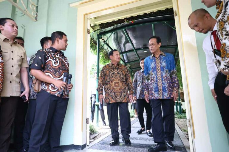Warga Antusias Sambut Kedatangan Prabowo-Gibran di Yogyakarta
