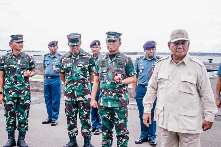 Danlantamal V Dampingi Menhan Prabowo Tinjau Proyek Kapal di PT PAL Indonesia