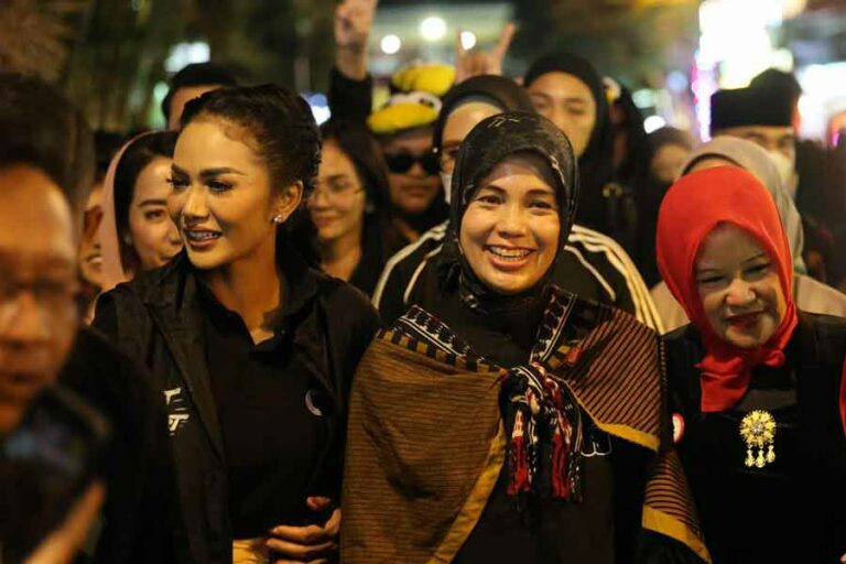 Tiba di Alun-Alun Kota Batu, Siti Atikoh Dipanggil dengan Sebutan Ibu Presiden