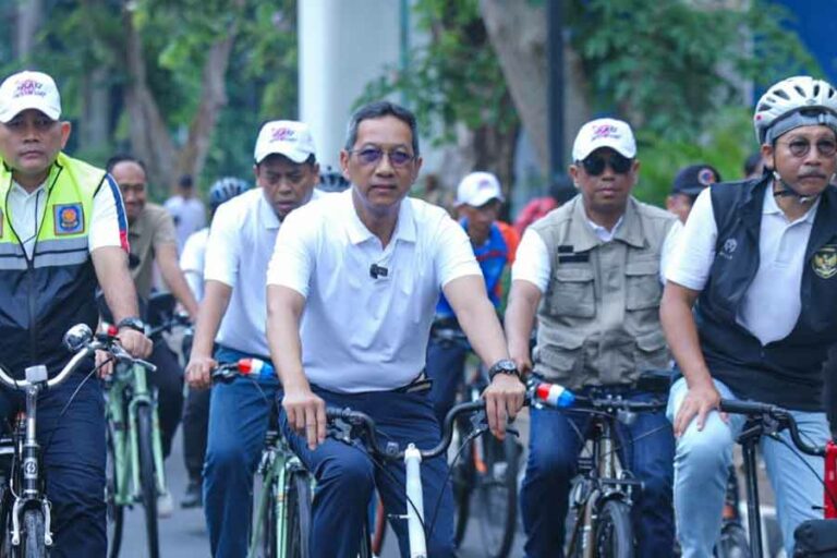 Pj. Gubernur Heru Tinjau Aktivitas Warga dan Kondisi Lingkungan pada Hari Bebas Kendaraan Bermotor