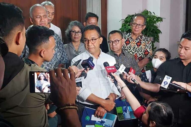 Sudirman Said Harap Pertemuan Anies dan Emil Salim Mendorong Semangat Etika Berpolitik Anies Baswedan saat memberikan keterangan di depan media