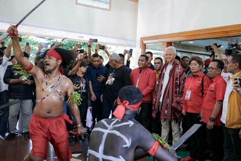 Ganjar Pranowo Disambut Meriah dengan Tarian Cakalele di Maluku