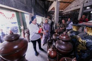 Puan Maharani Berburu Gerabah dan Makanan Ringan di Klaten