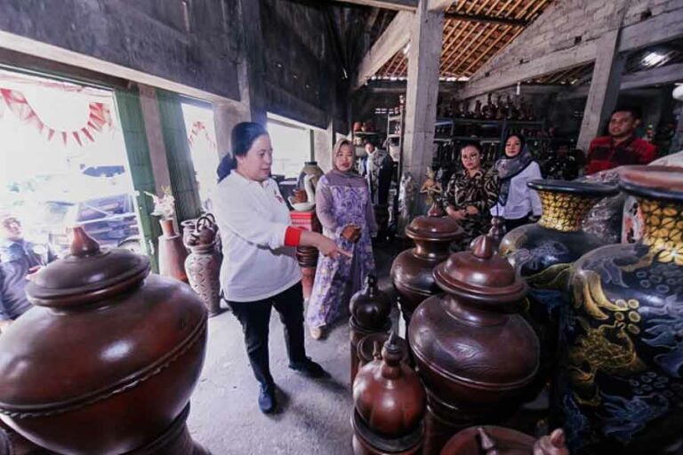 Puan Maharani Berburu Gerabah dan Makanan Ringan di Klaten