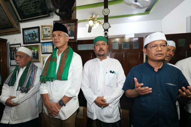 Ganjar Pranowo Disambut Hangat di Ponpes Al Anwar Sarang Rembang Ganjar Pranowo di Ponpes Al Anwar Sarang, Rembang