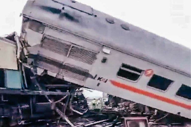 Kecelakaan KA Turangga dan Commuterline Bandung Raya, KAI Minta Maaf dan Lakukan Investigasi
