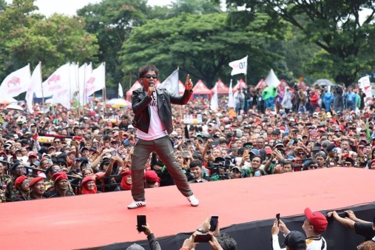 Slank dalam acara Hajatan Rakyat Ganjar di Lapangan Tegallega Bandung, Minggu (21/1/2024)
