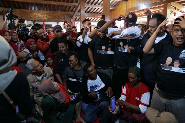 Lepas Kaus Prabowo-Gibran, Petani Grobogan Pilih Dukung Ganjar Pranowo