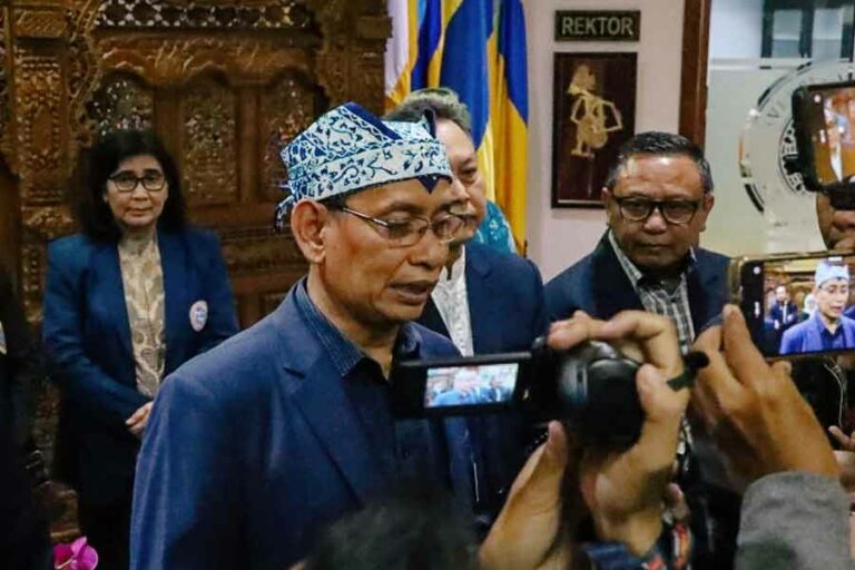 Rektor Unair Ajak Bersama Menjaga Demokrasi Bermartabat dan Pemilu Berkualitas Rektor Unair Prof Dr Mohammad Nasih SE MT Ak saat sesi konferensi pers di Gedung Kantor Manajemen, Kampus MERR-C.