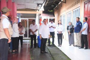Kepala OPD dan Camat Pemkot Semarang Tetap Aktif Selama Libur untuk Kawal Distribusi Logistik Pemilu Pemkot Semarang terus melakukan langkah untuk memastikan kelancaran pelaksanaan Pemilihan Umum (foto: Dok Humas Pemkot Semarang)