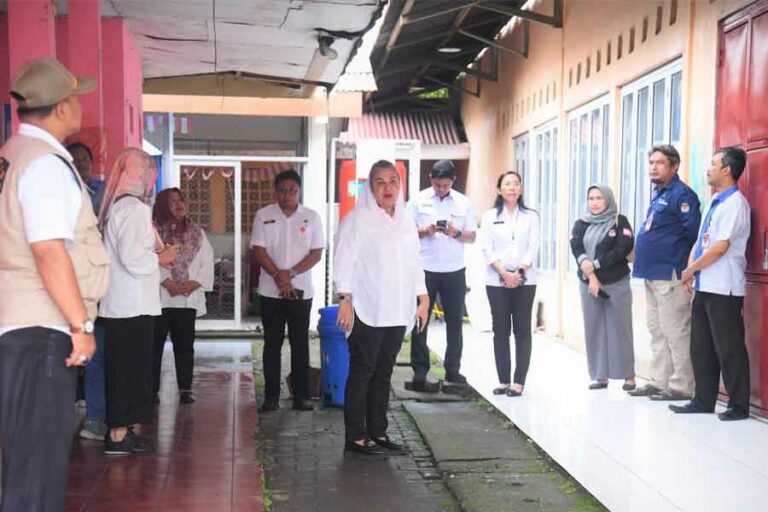 Kepala OPD dan Camat Pemkot Semarang Tetap Aktif Selama Libur untuk Kawal Distribusi Logistik Pemilu Pemkot Semarang terus melakukan langkah untuk memastikan kelancaran pelaksanaan Pemilihan Umum (foto: Dok Humas Pemkot Semarang)