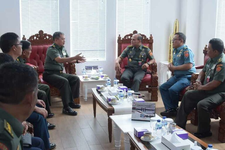 Kapuspen TNI Bahas Kemampuan Public Speaking Prajurit dalam Silaturahmi dengan Rektor Unhan