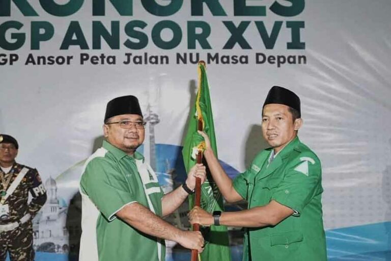 Jadi Ketua Umum GP Ansor, Addin Jauharuddin Fokus Pembangunan SDM dan Penguatan Ekonomi Kader Yaqut Cholil Qoumas saat menyerahkan bendera pada Ketum GP Ansor baru Addin Jauharuddin (foto: Dok Kemenag)