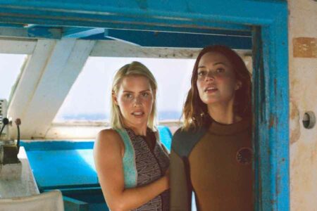 Sinopsis 47 Meters Down (2017), Perjuangan Dua Bersaudara Melawan Hiu Pemangsa Mandy Moore and Claire Holt dalam sebuah adegan di film 47 Meters Down (2017)