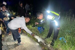 Kehilangan Kendali di Tikungan, Suzuki Ertiga Berisi Satu Keluarga Terperosok ke Jurang di Solok Saksi menunjuk lokasi kecelakaan di Jalan Solok – Padang (foto: Dok Humas Polri)