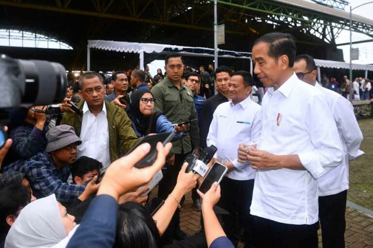 Tito Karnavian Jadi Plt Menko Polhukam Gantikan Mahfud MD yang Mundur Presiden Jokowi saat memberi keterangan pers di Gedung Bale Rame, Kabupaten Bandung, Jawa Barat (foto: Dok BPMI Setpres)