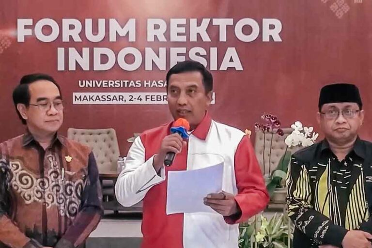 Forum Rektor Ingatkan Akademisi untuk Menjaga Etika dan Objektivitas dalam Menyikapi Politik Prof. Nurhasan, Ketua Forum Rektor Indonesia, saat menyampaikan deklarasi damai