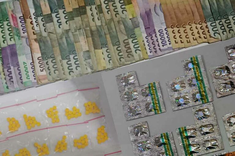 Jaga Toko Kosmetik Malah Edarkan Obat Terlarang, Remaja Ini Terancam Kurungan 15 Tahun Barang bukti yang disita dari penjaga toko kosmetik (foto: Dok Humas Polri)