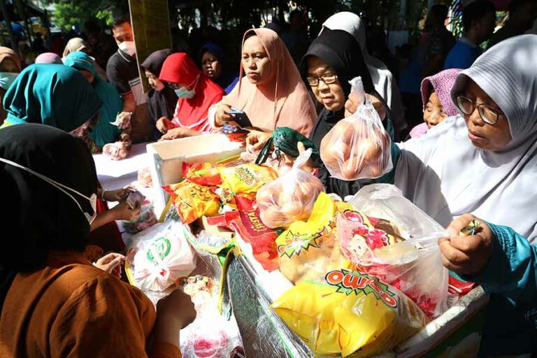 Pemkot Surabaya Siapkan Bahan Pangan Harga Terjangkau Lewat Pasar Murah dan GPM Dokumentasi giat gerakan pangan murah di Surabaya