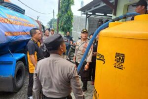 Polsek Tanggulangin Sidoarjo Salurkan Bantuan Air Bersih untuk Warga Terdampak Banjir